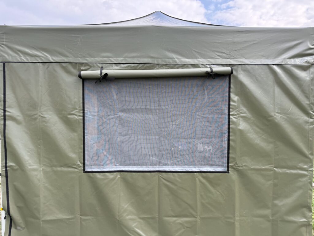 Szúnyoghálós, sötétíthető ablak az ARMY katonai sátor oldalfalán