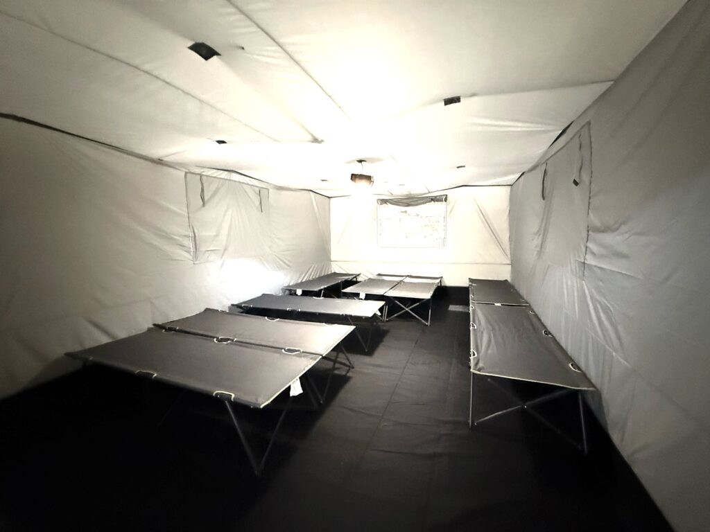HUNOR CONCEPT sátor belső tere tábori ágyakkal, orvosi és humanitárius bevetésre